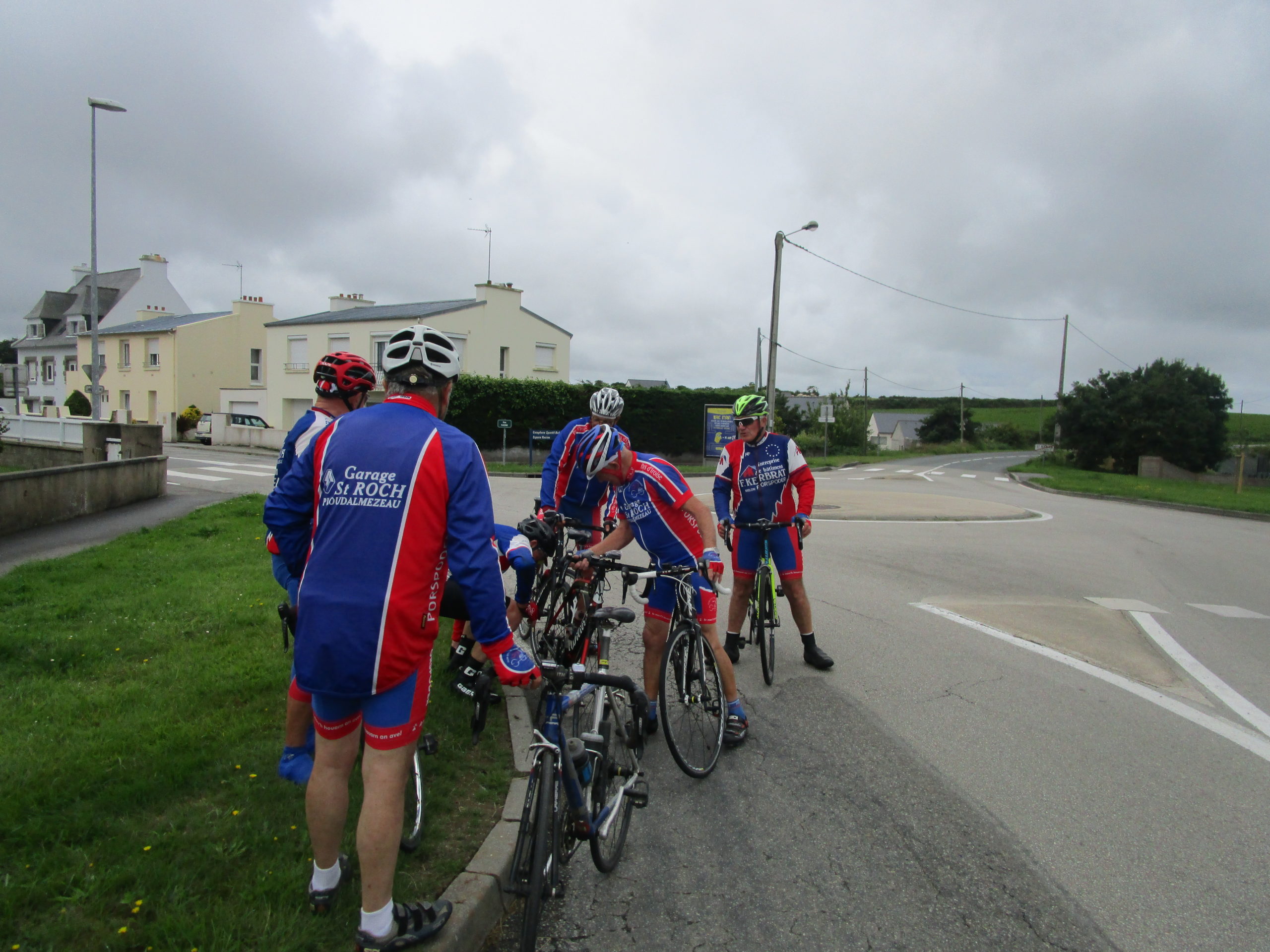 MERCREDI 1 JUILLET 2020  - UNE VINGTAINE DE  CYCLOS VERS PLOUMOGUER. TEMPS COUVERT . A dimanche pour le circuit 23 bis .