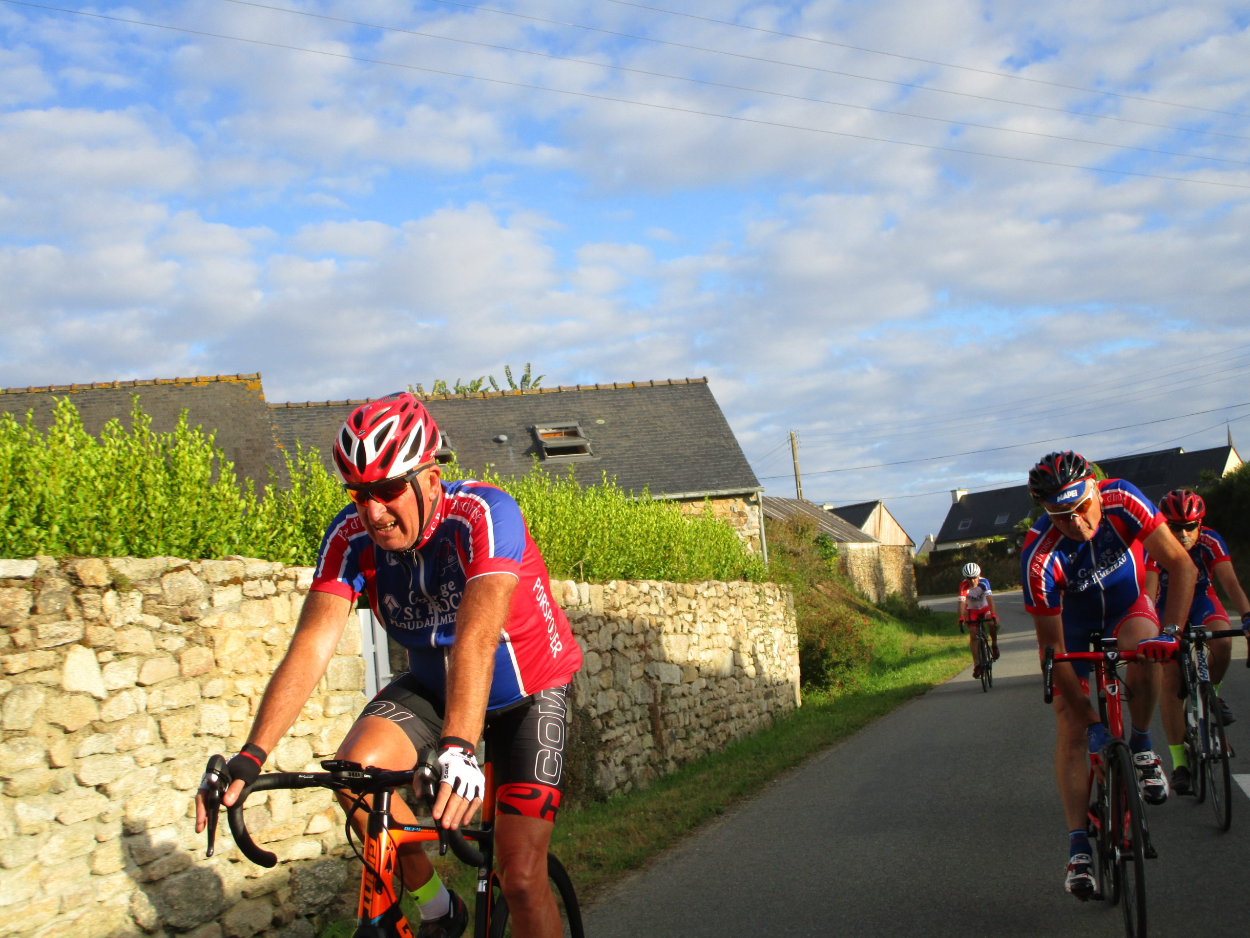 DIMANCHE 2 AOUT 2020  - 22 cyclos à l'entrainement ciel voilé mais temps agréable pour le vélo.