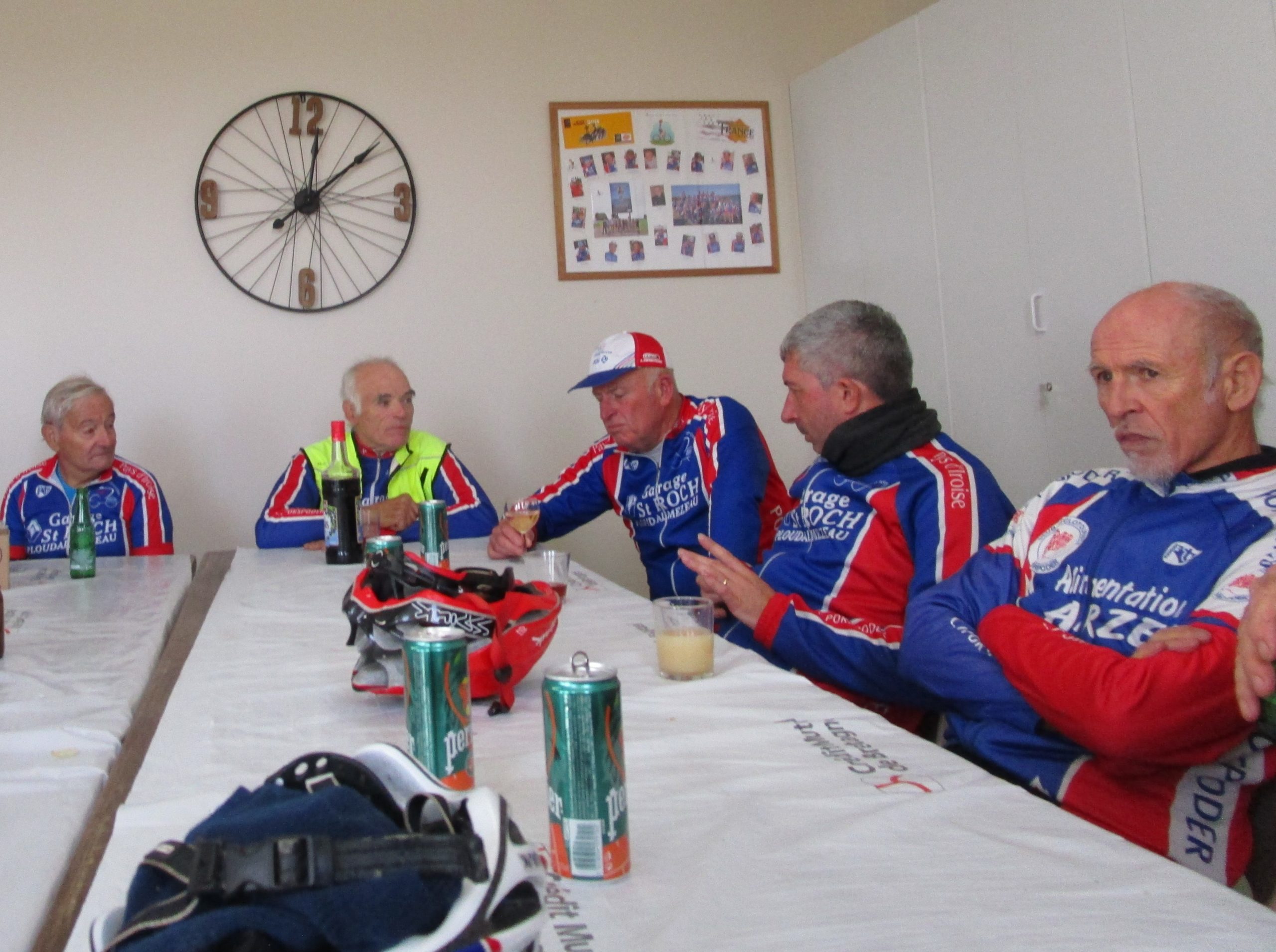 DIMANCHE 25 OCTOBRE  - Une vingtaine de cyclos sur le circuit par un temps couvert, vent fort. Dur dur la route touristique le "nez" dans le vent.