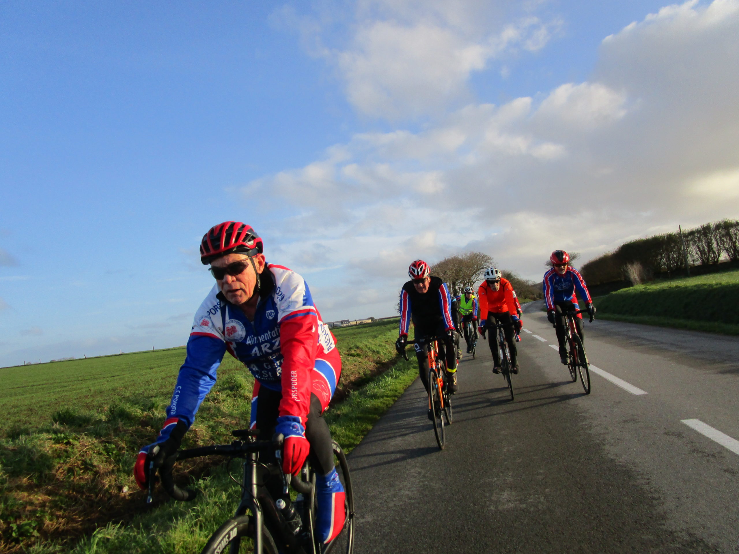 DIMANCHE 17 Janvier  - 24 cyclos sur le circuit par un temps redevenu agréable, route sèche,vent faible. Un nouveau vélo pour Jo, un Bianchi.