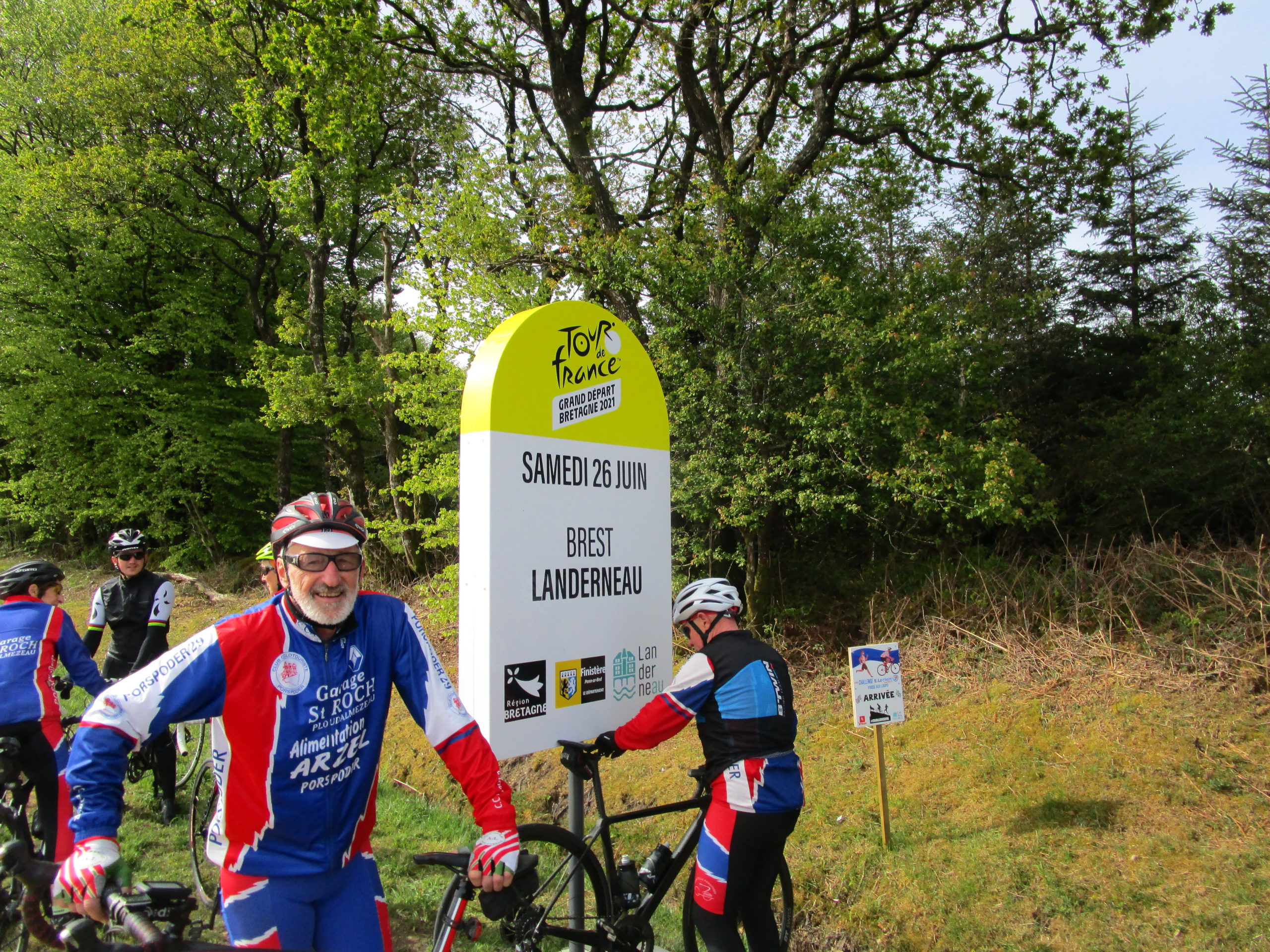 SAMEDI 7 MAI  - 12 cyclos roulent sur la "Fosse aux Loups" arrivée de la 1ére étape du tour de France 2021.