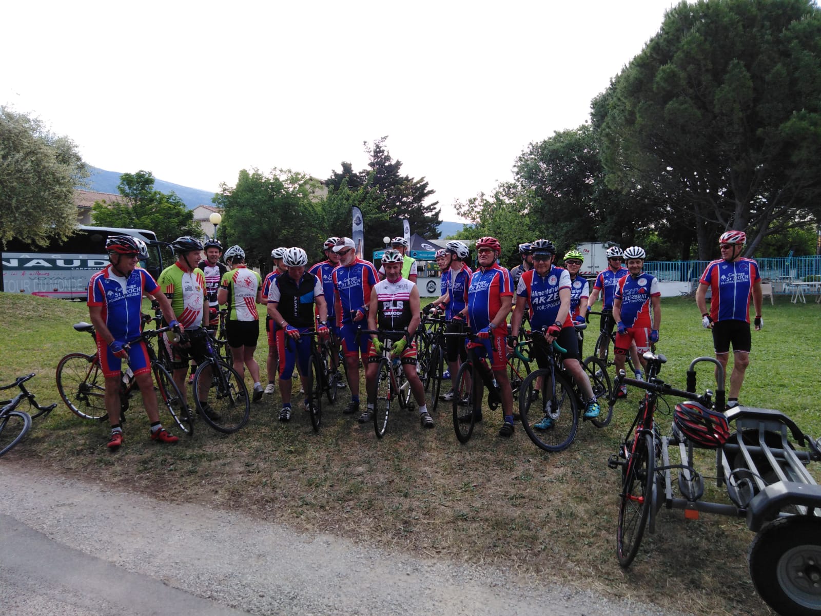 "Autour du mont Ventoux" - 6 circuits pour 448 Kms, 9463 ml dénivelé, 24 cols dont à 3 reprises le sommet du Ventoux à 1910 ml. Partie 3 - Les cyclos et accompagnants