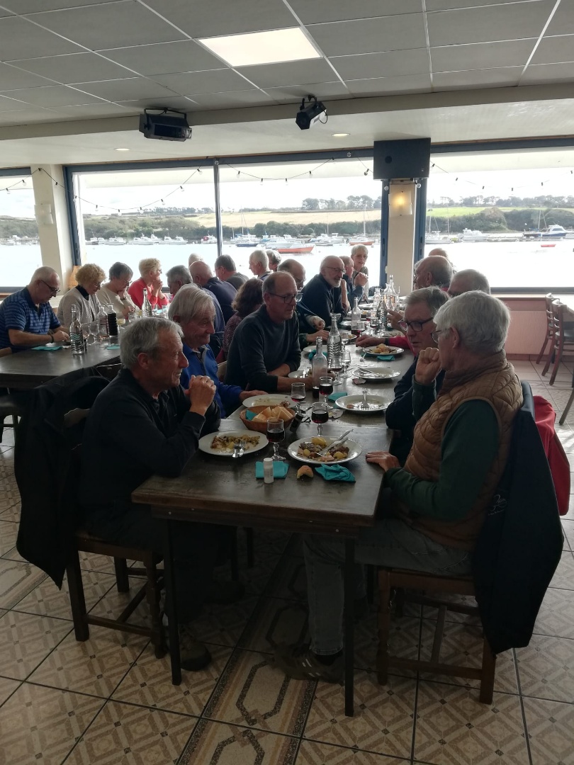 Un bon moment de convivialité entre cyclos à "l'auberge de la mer" à Lanildut